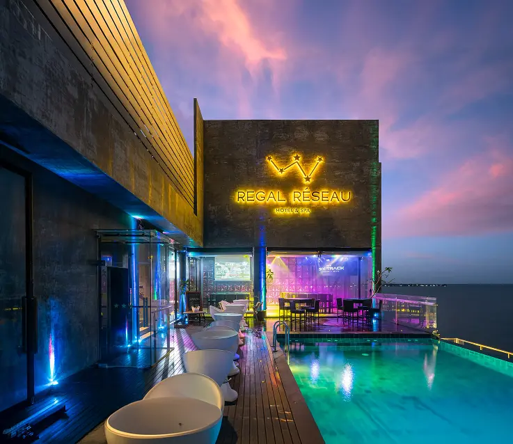 Regal Réseau infinity pool and hotel
